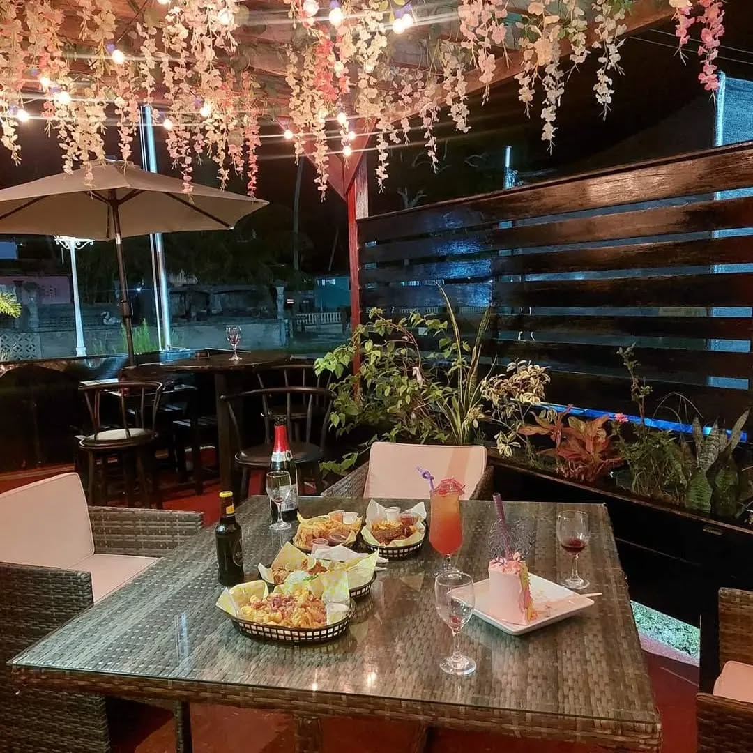 Heavenly Treats by Masha: inviting atmosphere and food display