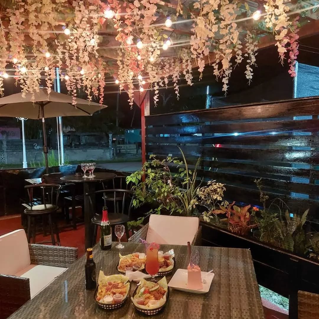 Heavenly Treats by Masha: inviting atmosphere and food display
