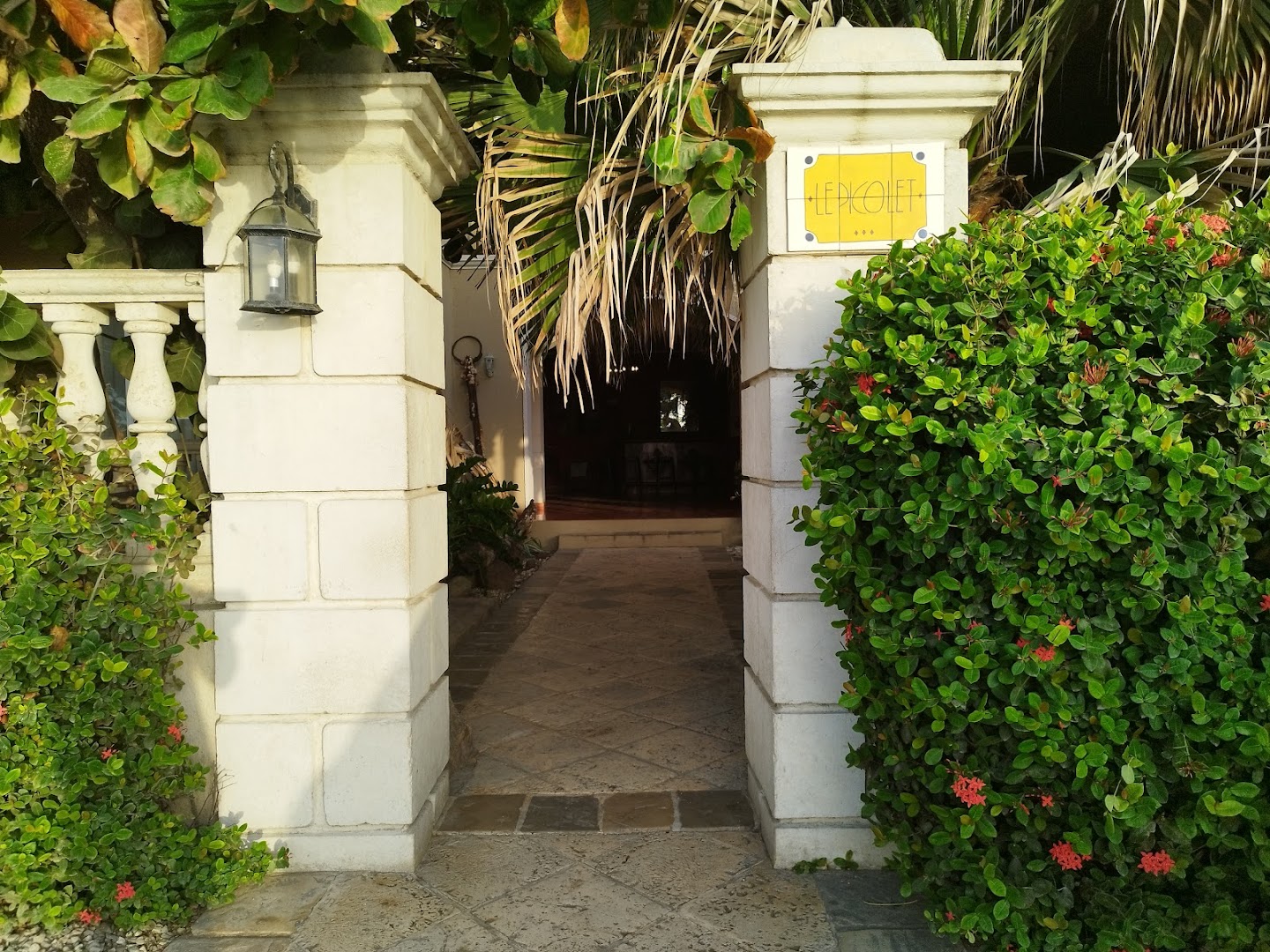 Auberge du Picolet: inviting entrance shows venue exterior