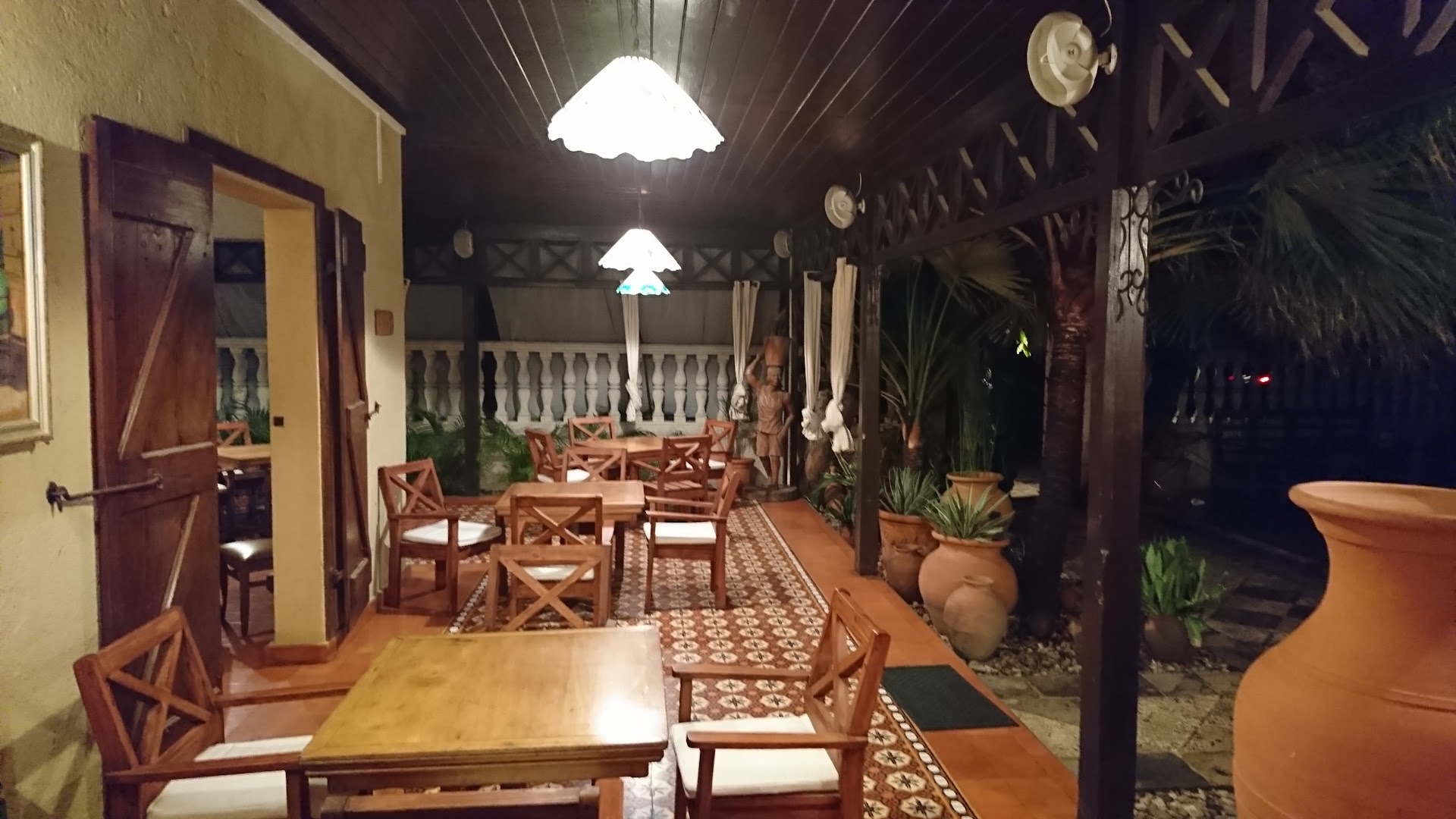 Auberge du Picolet: inviting and well-lit restaurant terrace