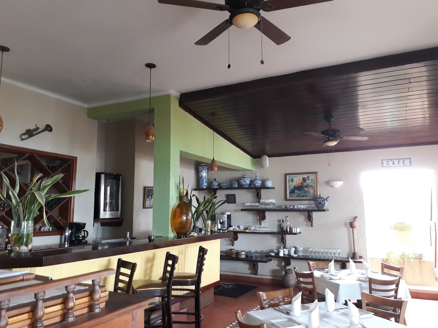 Auberge du Picolet: clear, inviting interior restaurant shot