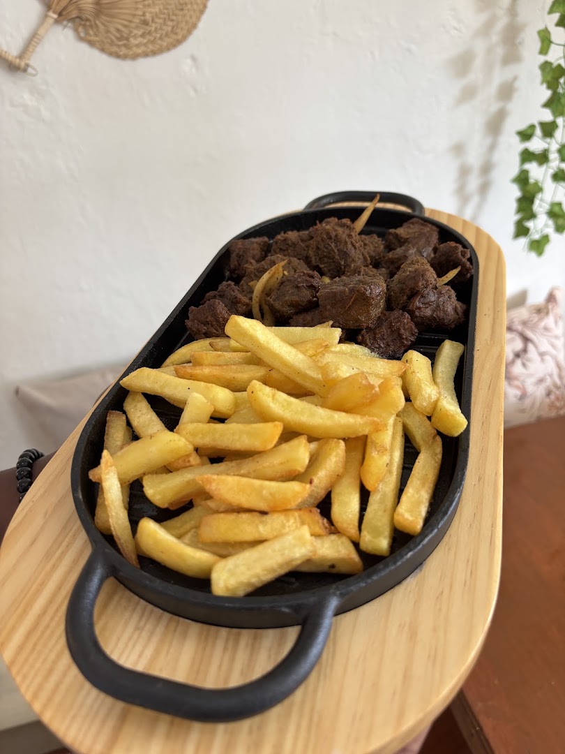 Coin Capois: appetizing photo of served food