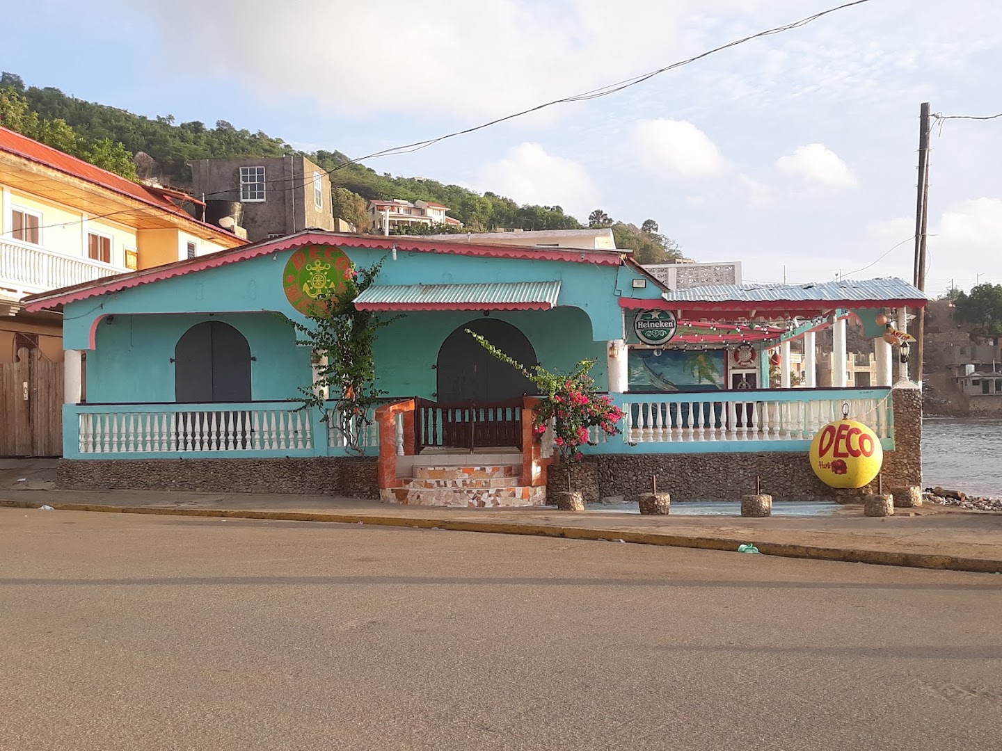 Déco Bar Restaurant: clear exterior shot of venue