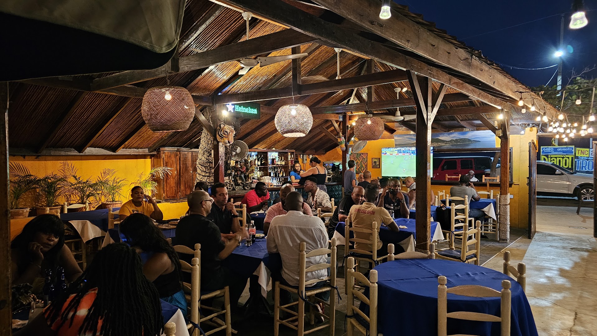 Lakay Bar Restaurant: inviting atmosphere showing restaurant interior