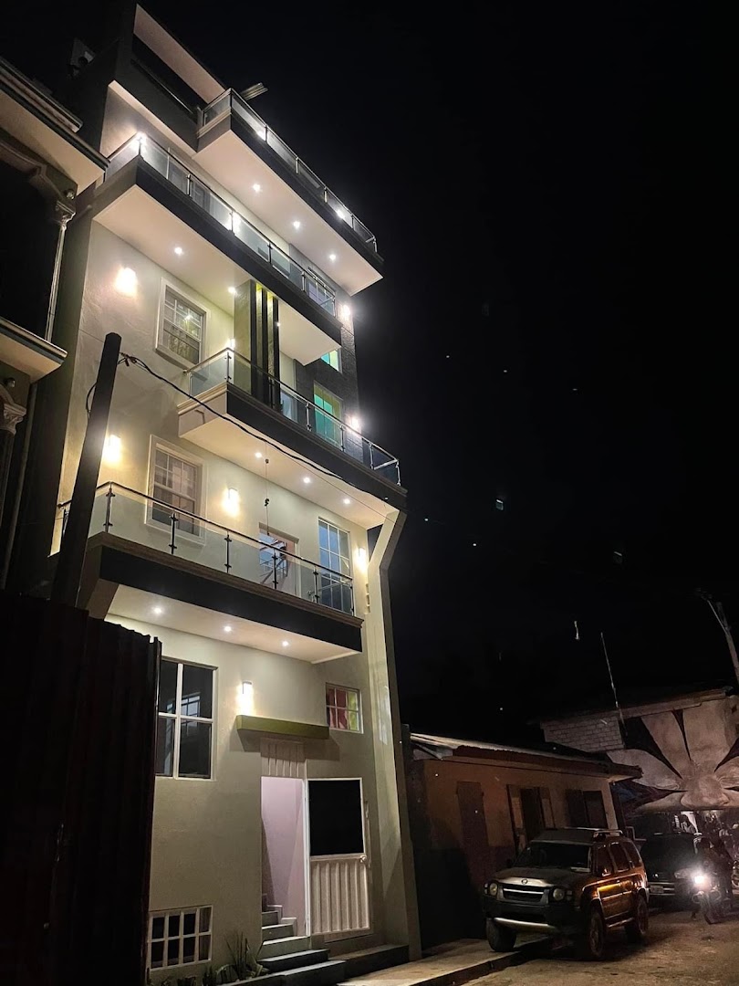 Les Alizés Rooftop Bar: clear night view of venue