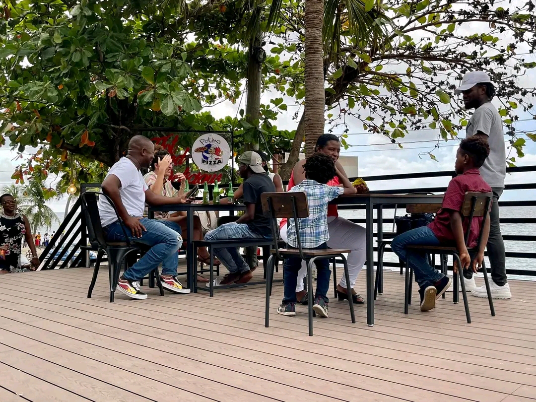 Potiwa Cap-Haïtien: customers enjoying the venue