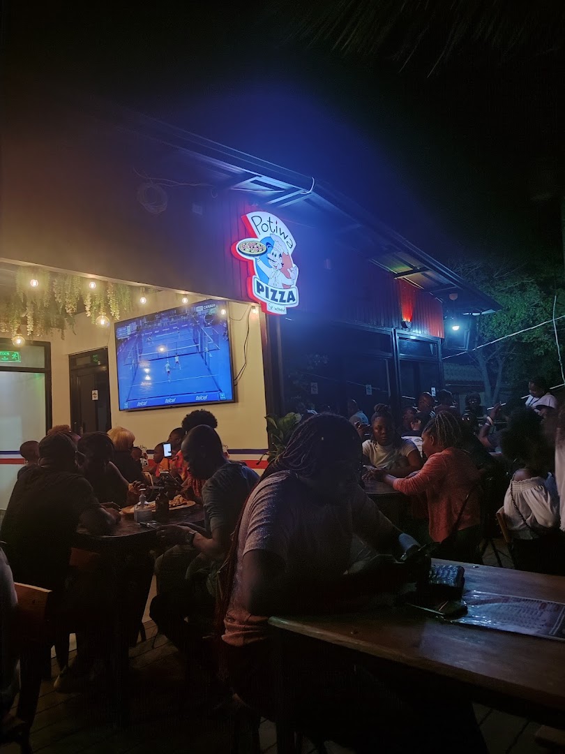 Potiwa Cap-Haïtien: lively restaurant atmosphere