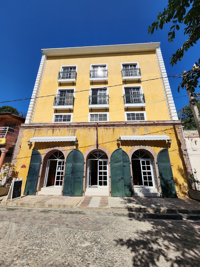 L'Auberge du Vieux Port: clear exterior shot of venue