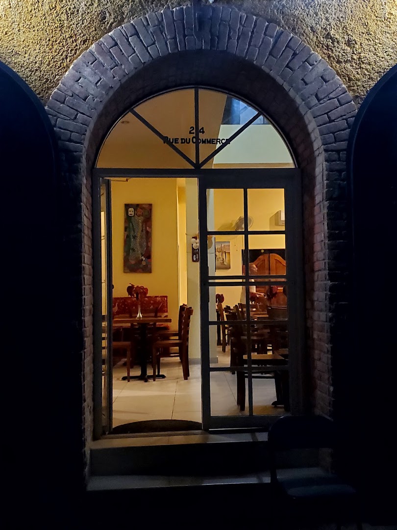 L'Auberge du Vieux Port: inviting view of restaurant interior