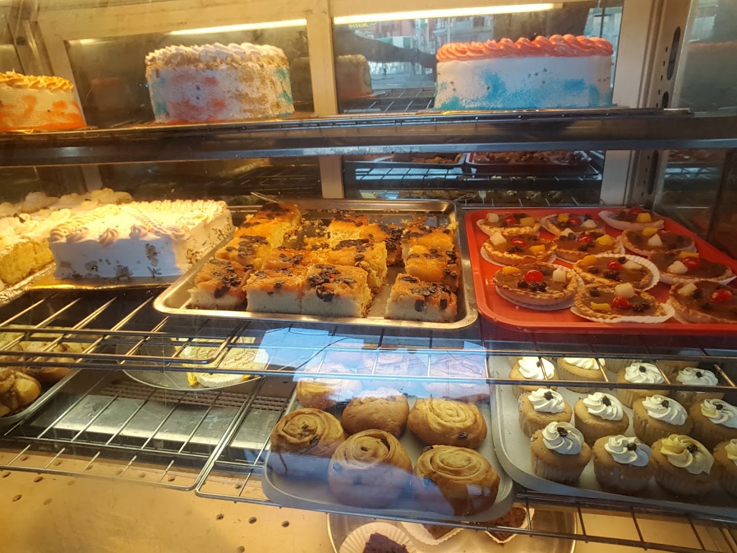 Barik Liquor Store and Patisserie: appetizing display of fresh pastries