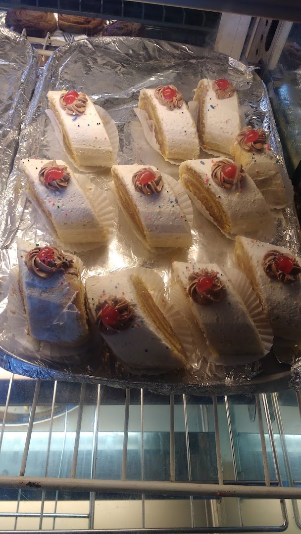 Barik Liquor Store and Patisserie: appetizing display of fresh pastries