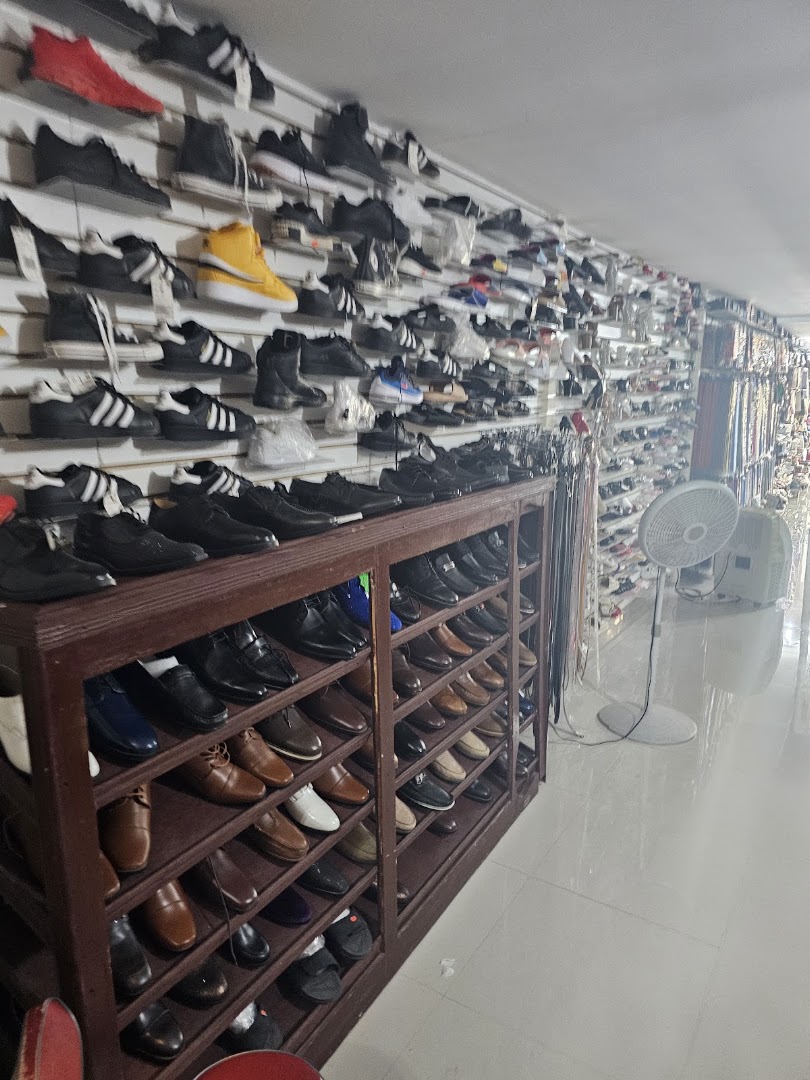 Jumax Store Haiti: clear display of shop products