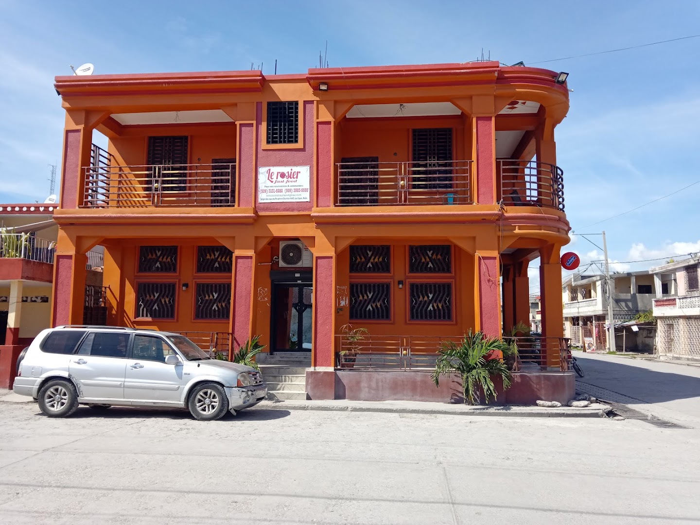 Le Rosier Fast Food: clear exterior shot of venue