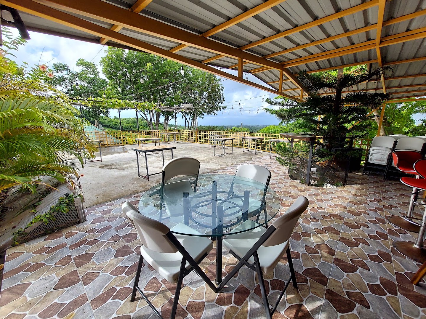 Vetiver Hills Hotel & Restaurant: clear view of restaurant terrace