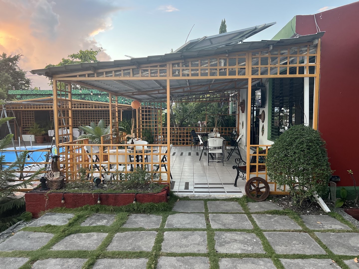 Vetiver Hills Hotel & Restaurant: clear view of restaurant terrace