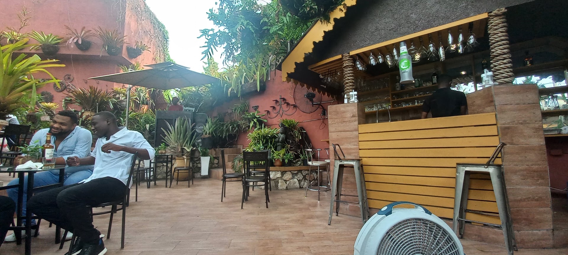 Jardin Gizli: inviting restaurant atmosphere