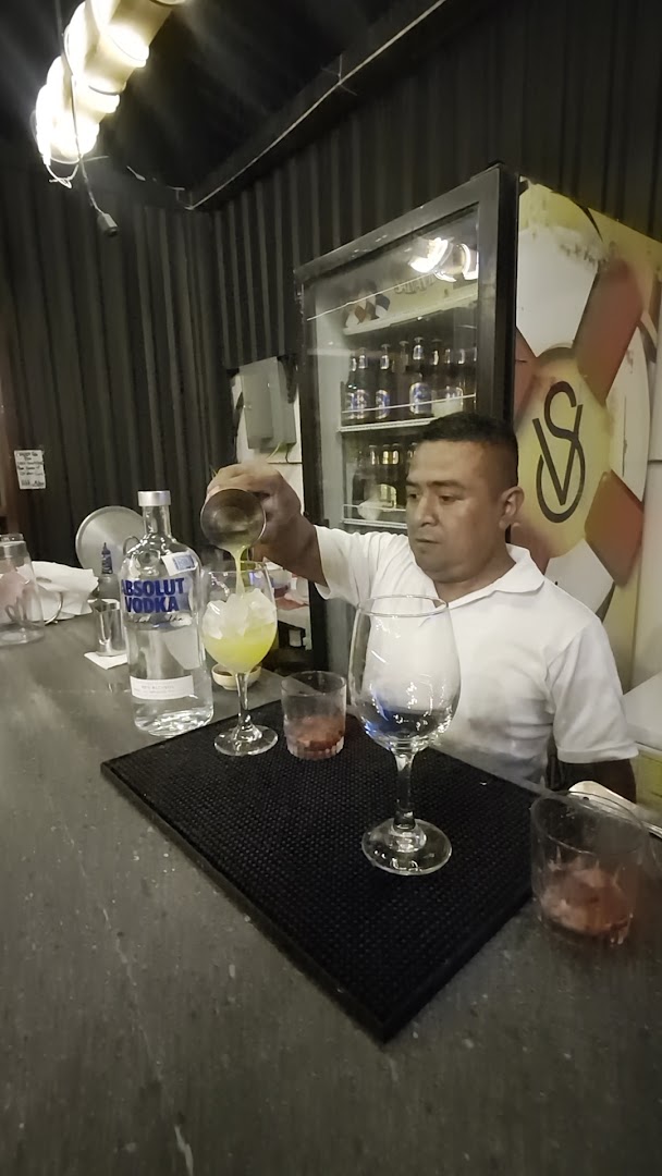 Ámbar: professional bartender preparing a drink