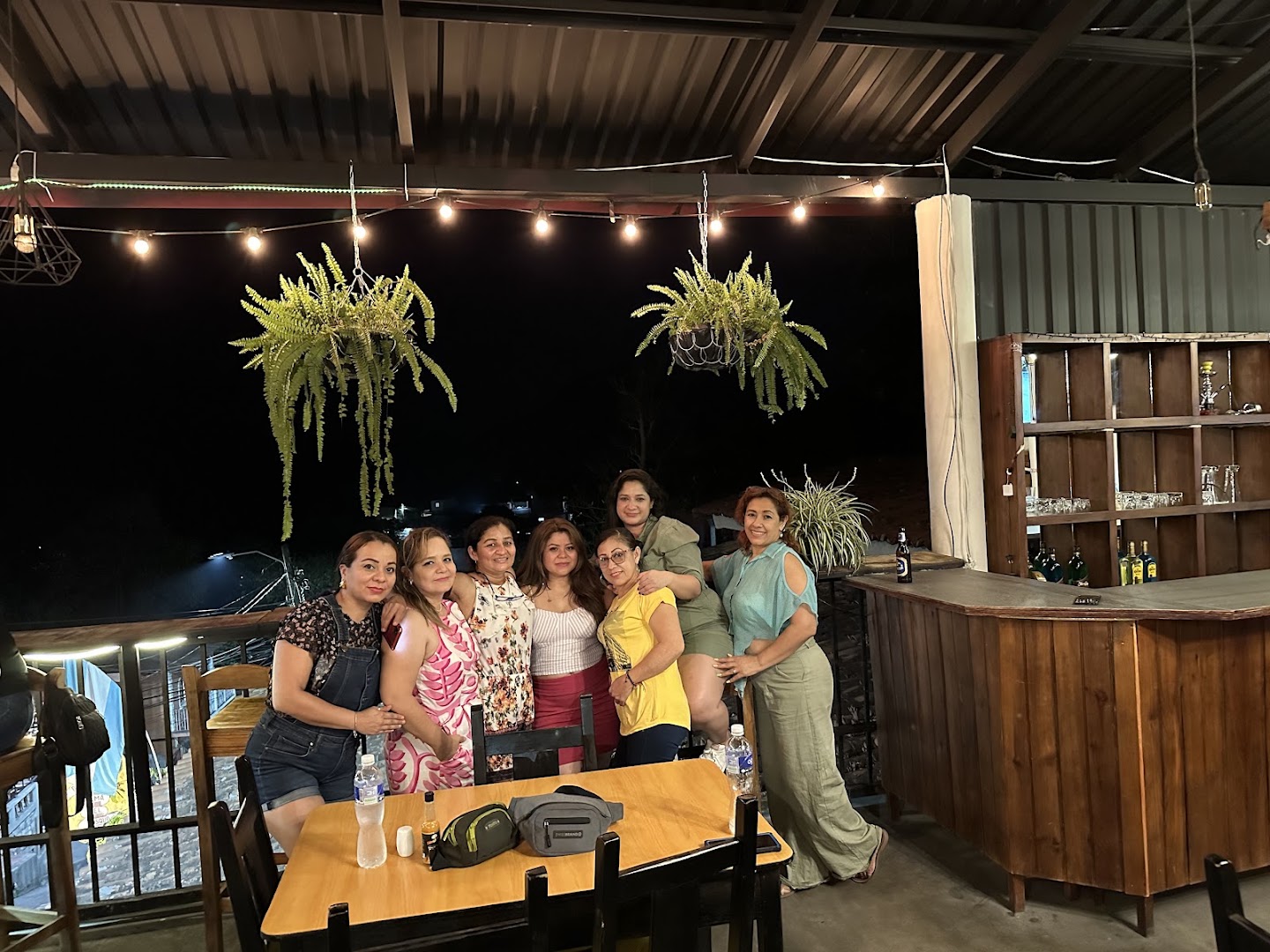 Ámbar: patrons enjoying the venue