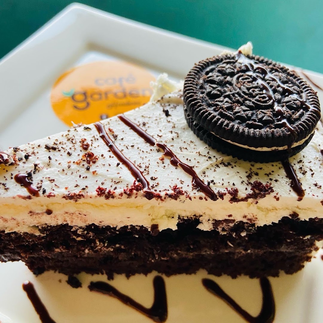 Café Garden: appetizing photo of served dessert