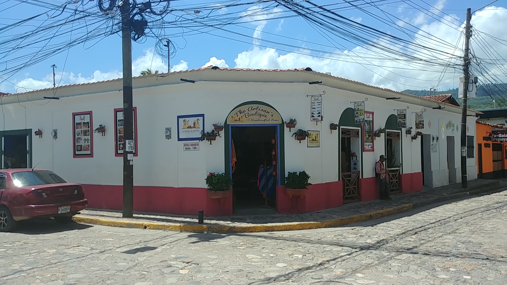 La Boutique del Artesano: clear exterior view of shop