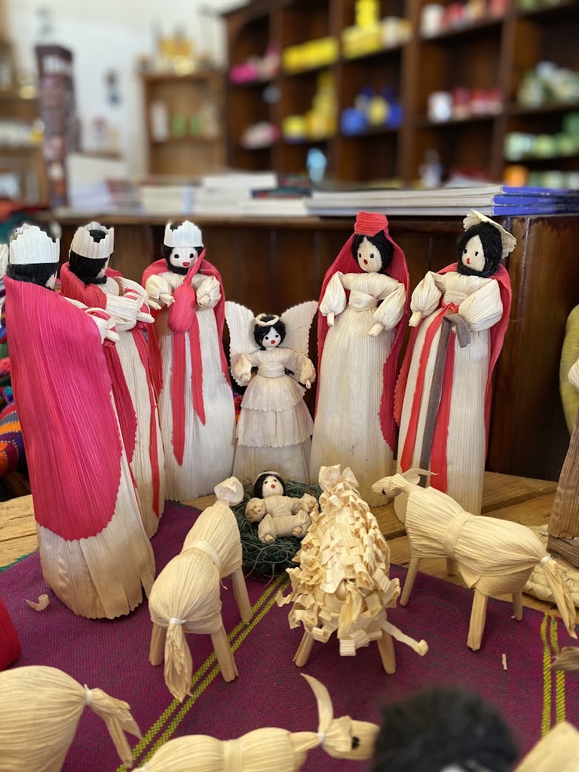 La Boutique del Artesano: clear display of artisanal products