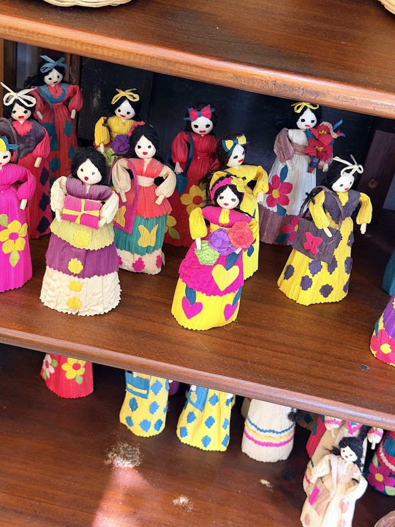 La Boutique del Artesano: clear display of shop products