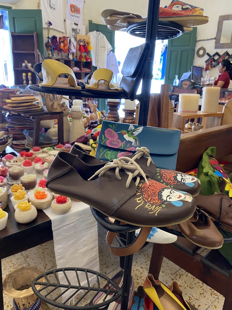 La Boutique del Artesano: clear display of shop products