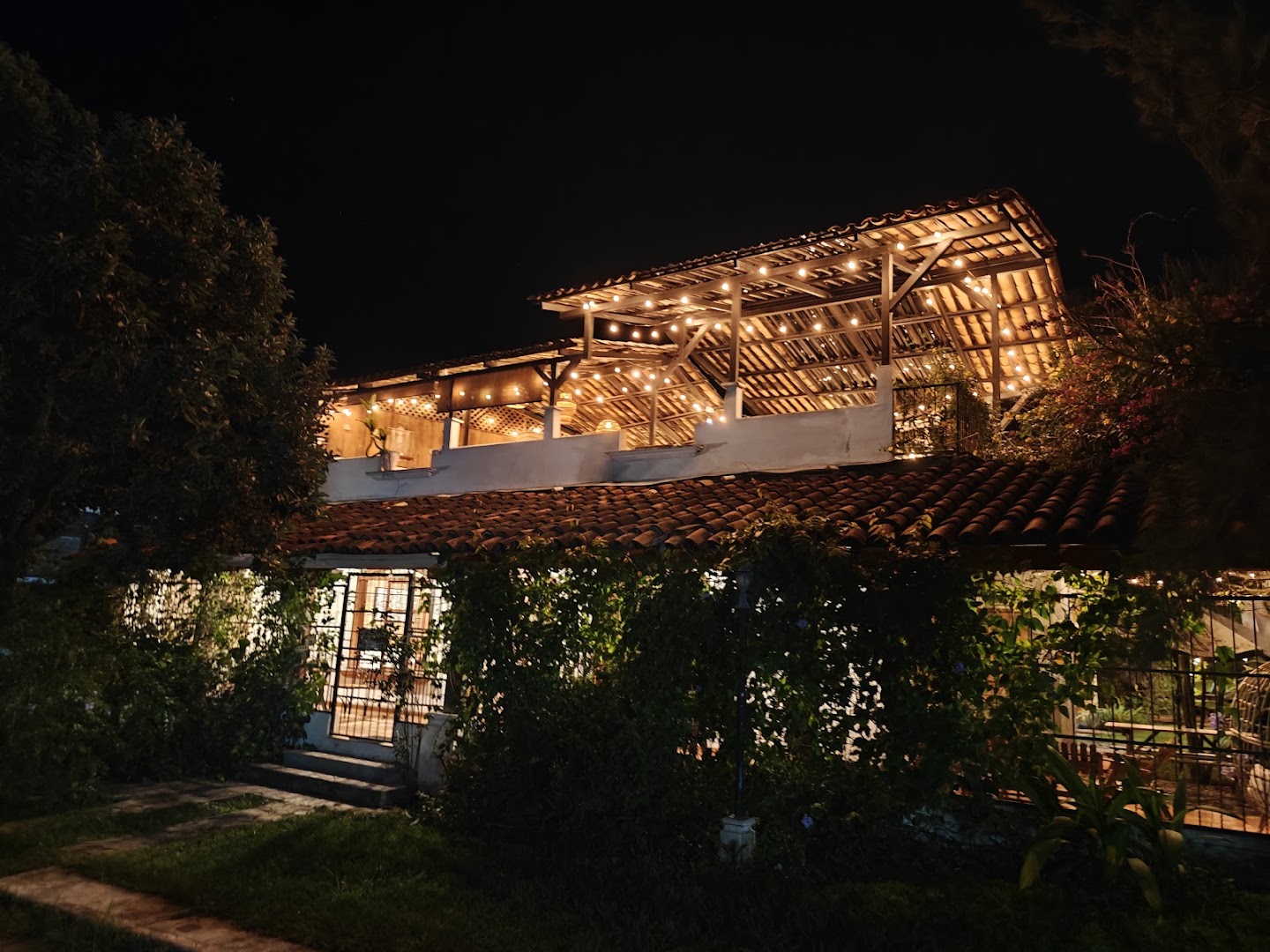 Jardín Café: beautiful night shot of venue