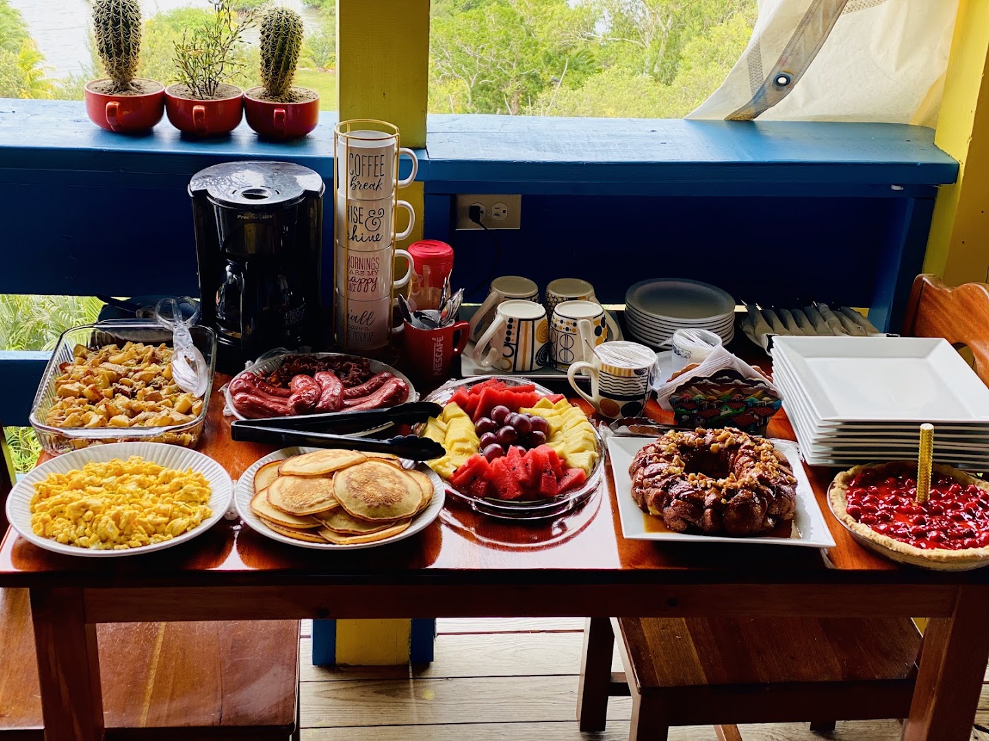 Mi Casa Too: appetizing breakfast buffet display