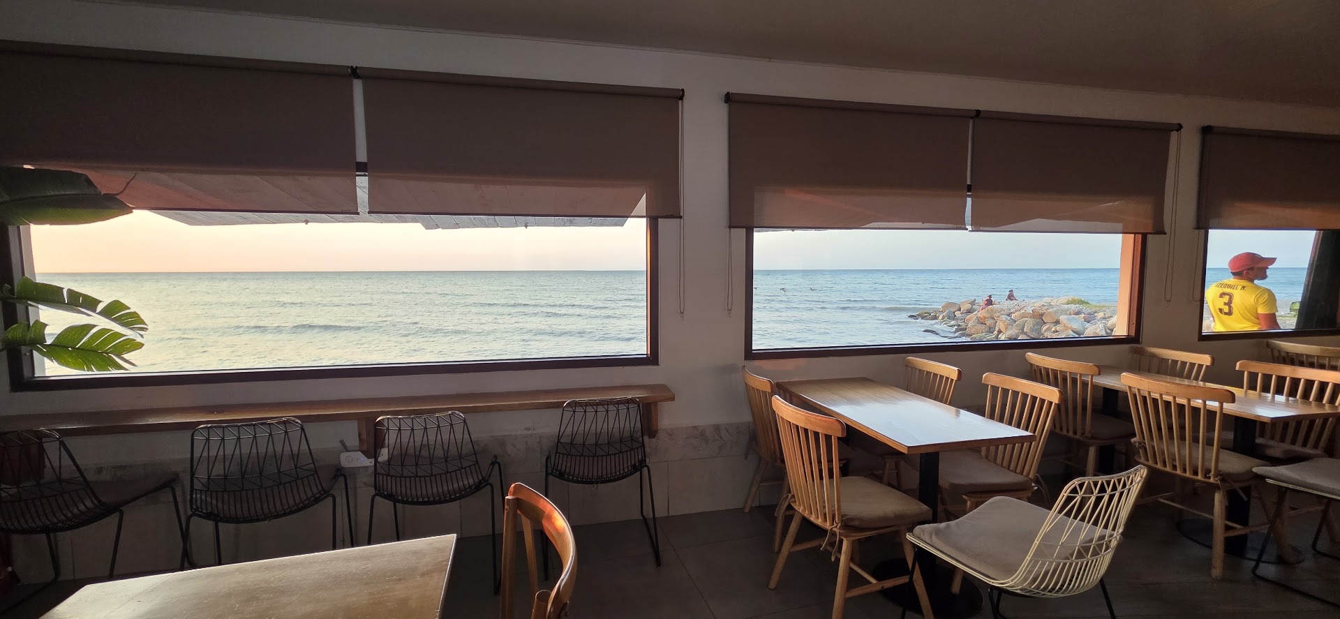 Azul Café - Bistro: inviting atmosphere with ocean view