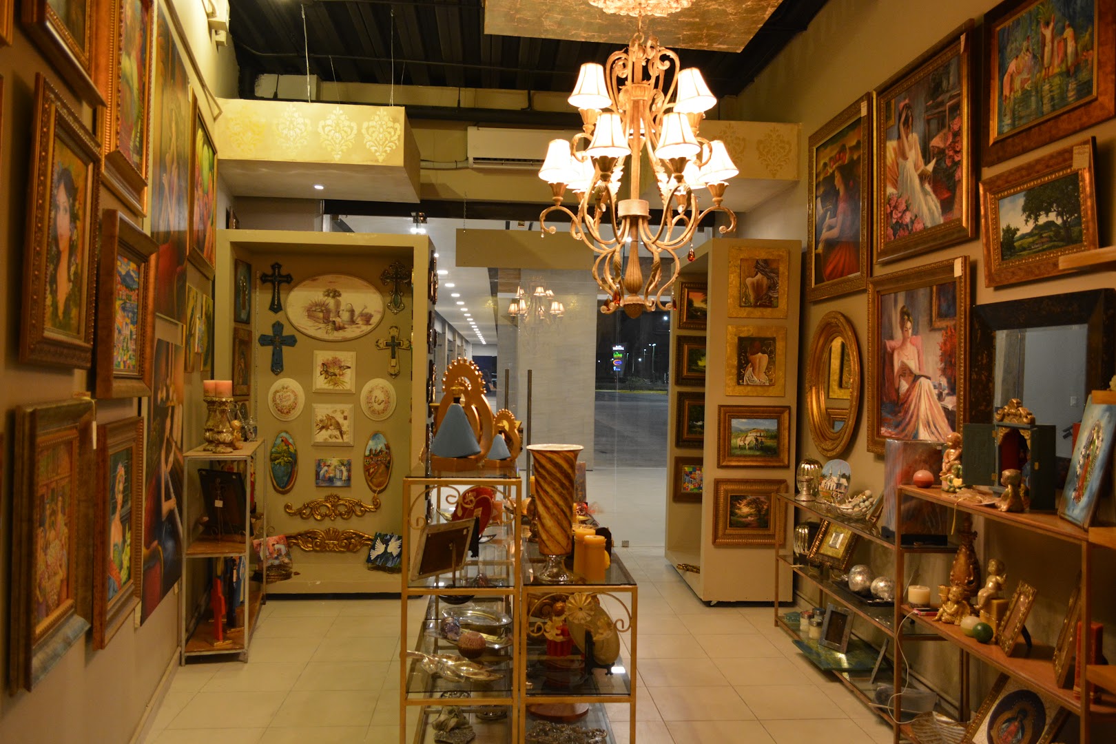 Galería La Casa: clear, inviting view of gallery interior