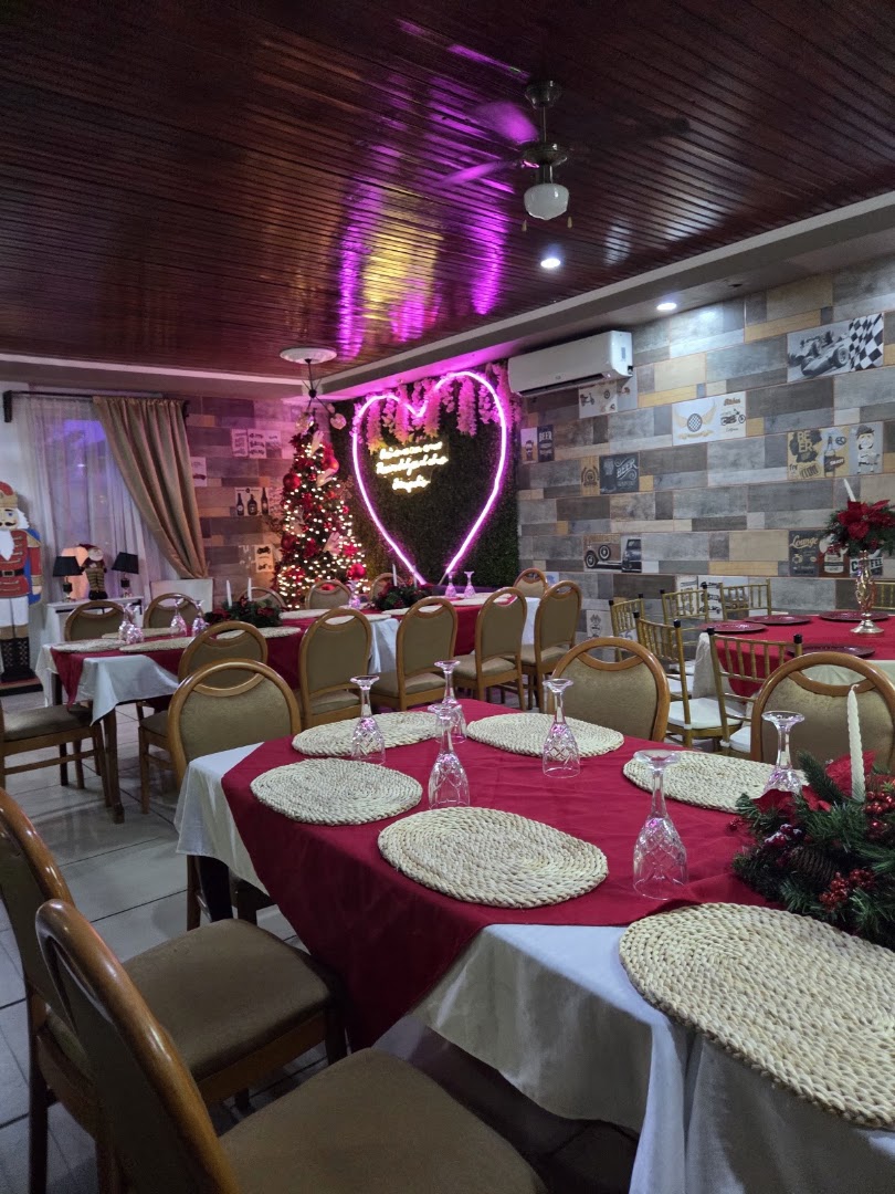 Restaurante Acrópolis: inviting restaurant interior atmosphere