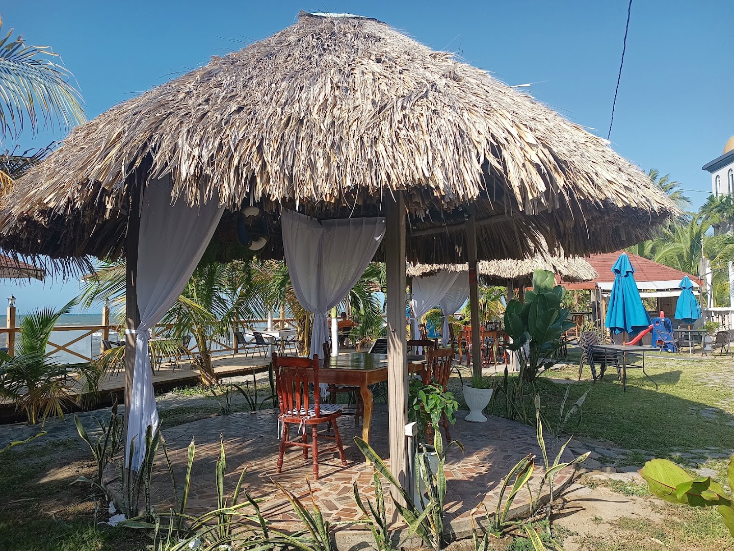 Restaurante Acrópolis: attractive outdoor dining atmosphere