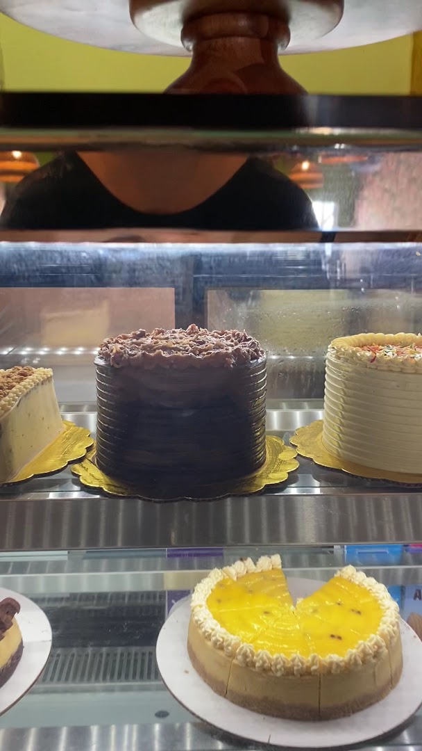 Samara Brunch and Cake: appetizing display of fresh cakes