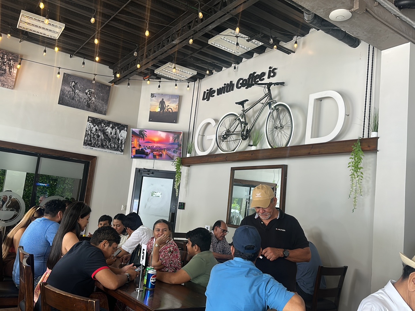 Trio Coffee-Bikes-Meetings: venue atmosphere and customers