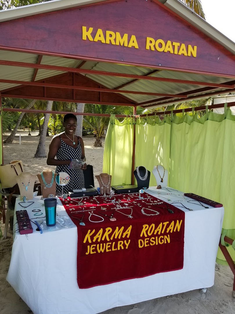 Karma Roatan: clear display of shop products