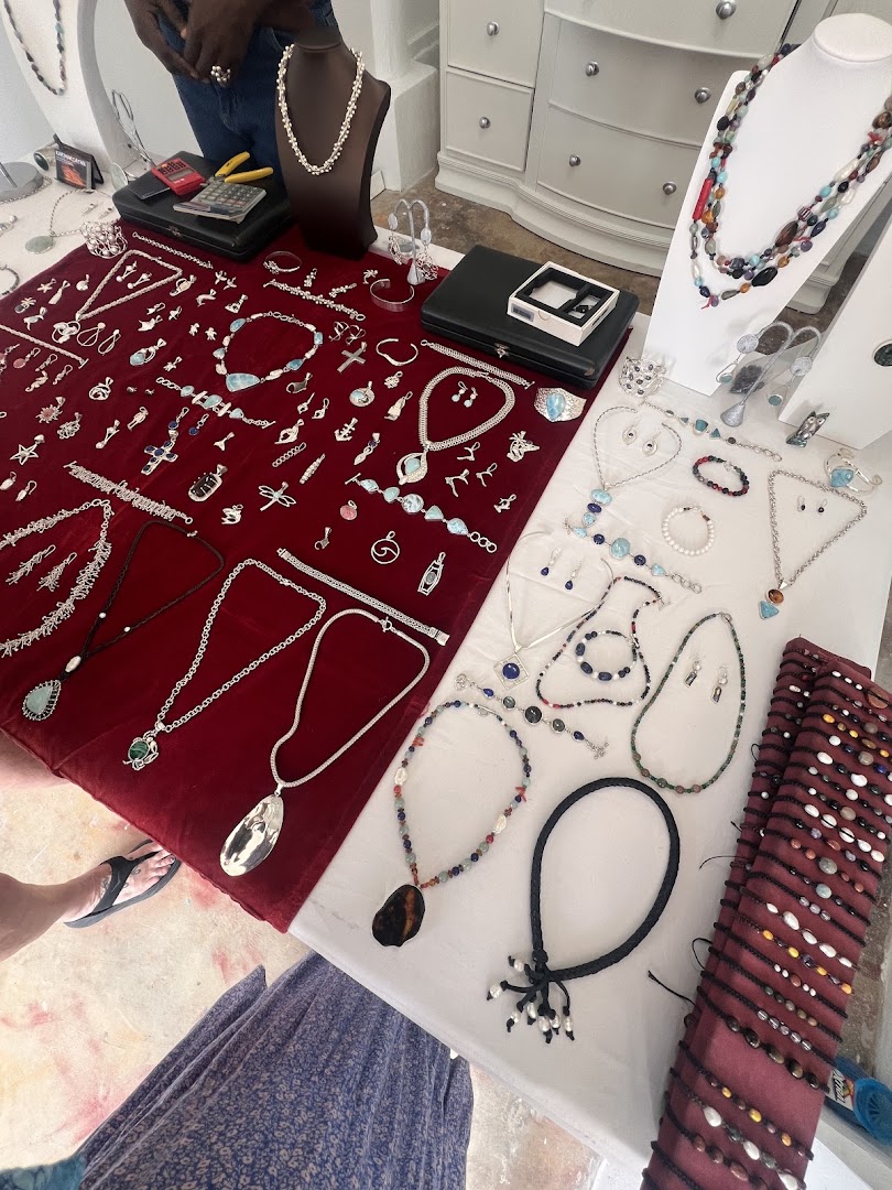 Karma Roatan: clear display of shop products