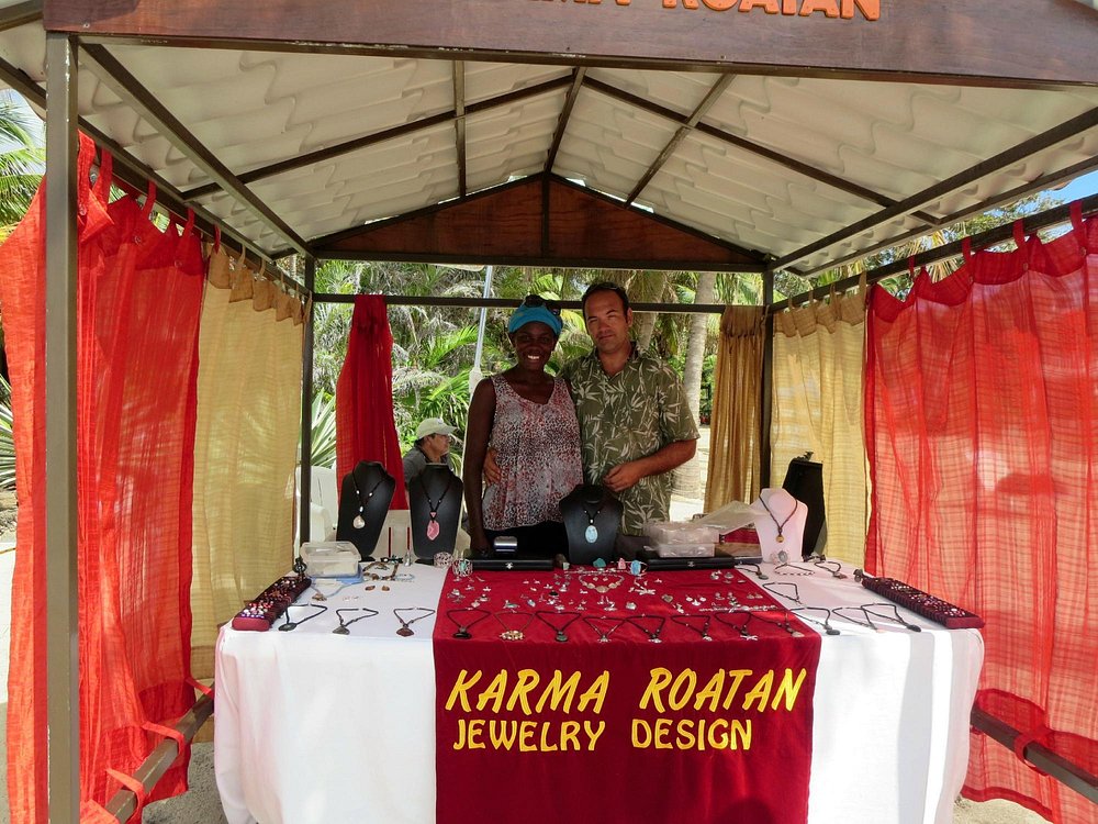 Karma Roatan: clear display of shop products