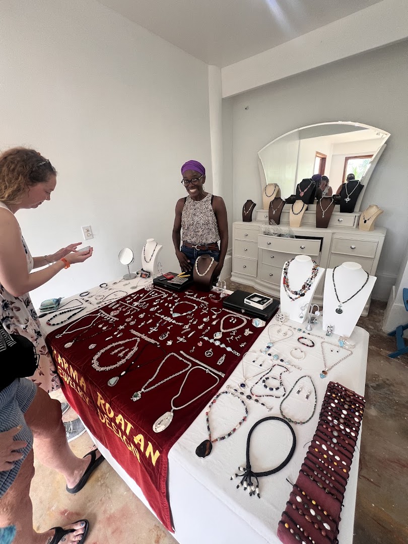 Karma Roatan: clear display of shop products