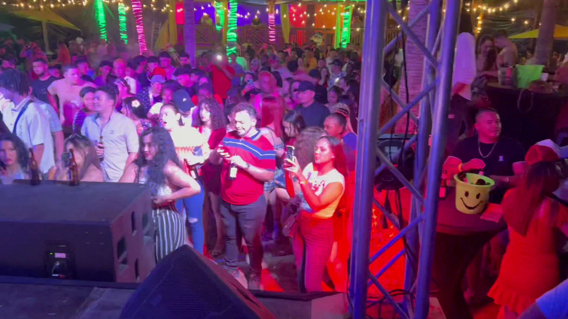 Tavo's Bar: lively bar atmosphere well