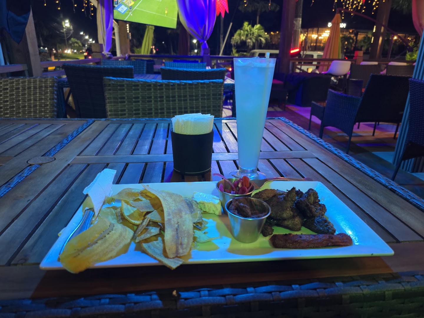 Tavo's Bar: appetizing food and bar atmosphere