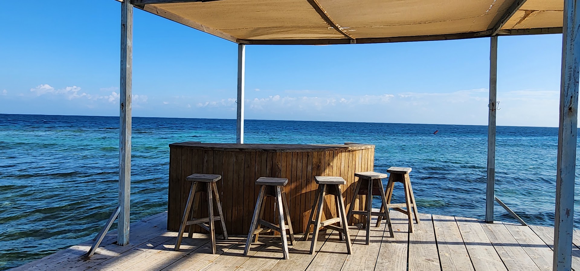 Blue Bayou Beach Bar: attractive, clear view of bar