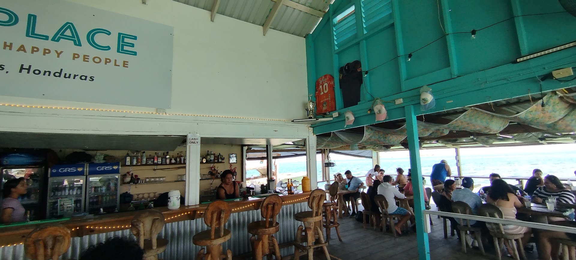 Edo's Place Bar & Grill: inviting restaurant atmosphere