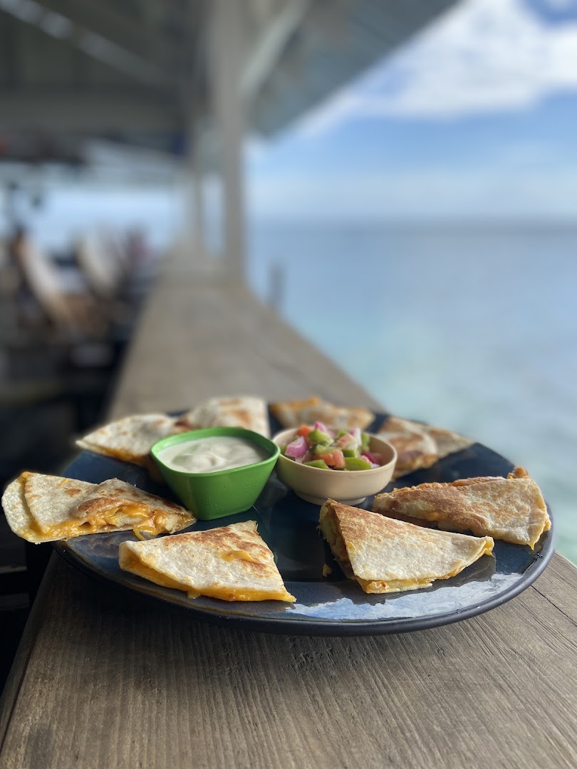 Edo's Place Bar & Grill: appetizing food with scenic background