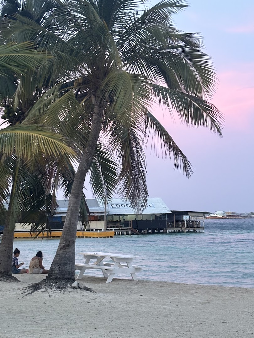 Edo's Place Bar & Grill: beautiful atmosphere and venue exterior
