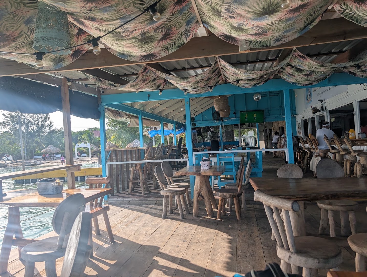 Edo's Place Bar & Grill: inviting atmosphere and clear view