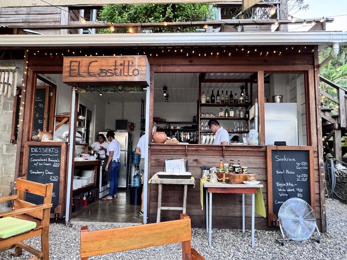 El Castillo Garden Restaurant: inviting atmosphere and clear view