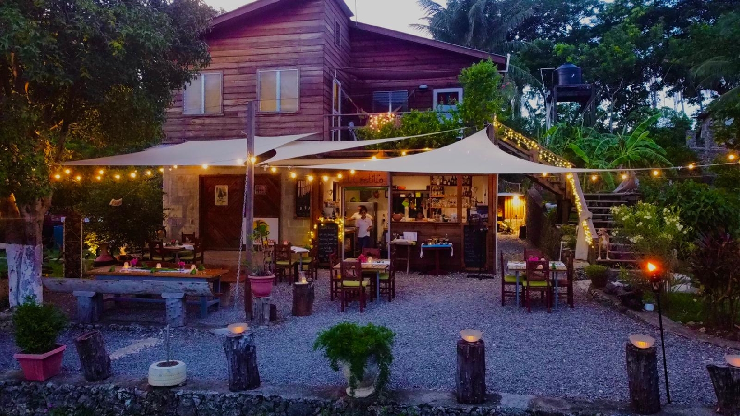 El Castillo Garden Restaurant: inviting atmosphere and clear view