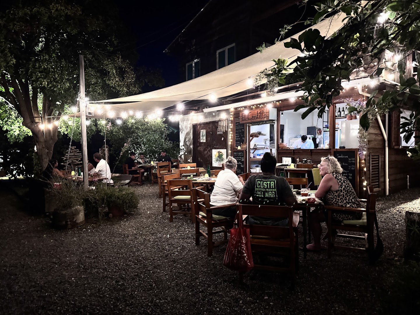 El Castillo Garden Restaurant: inviting atmosphere and clear view