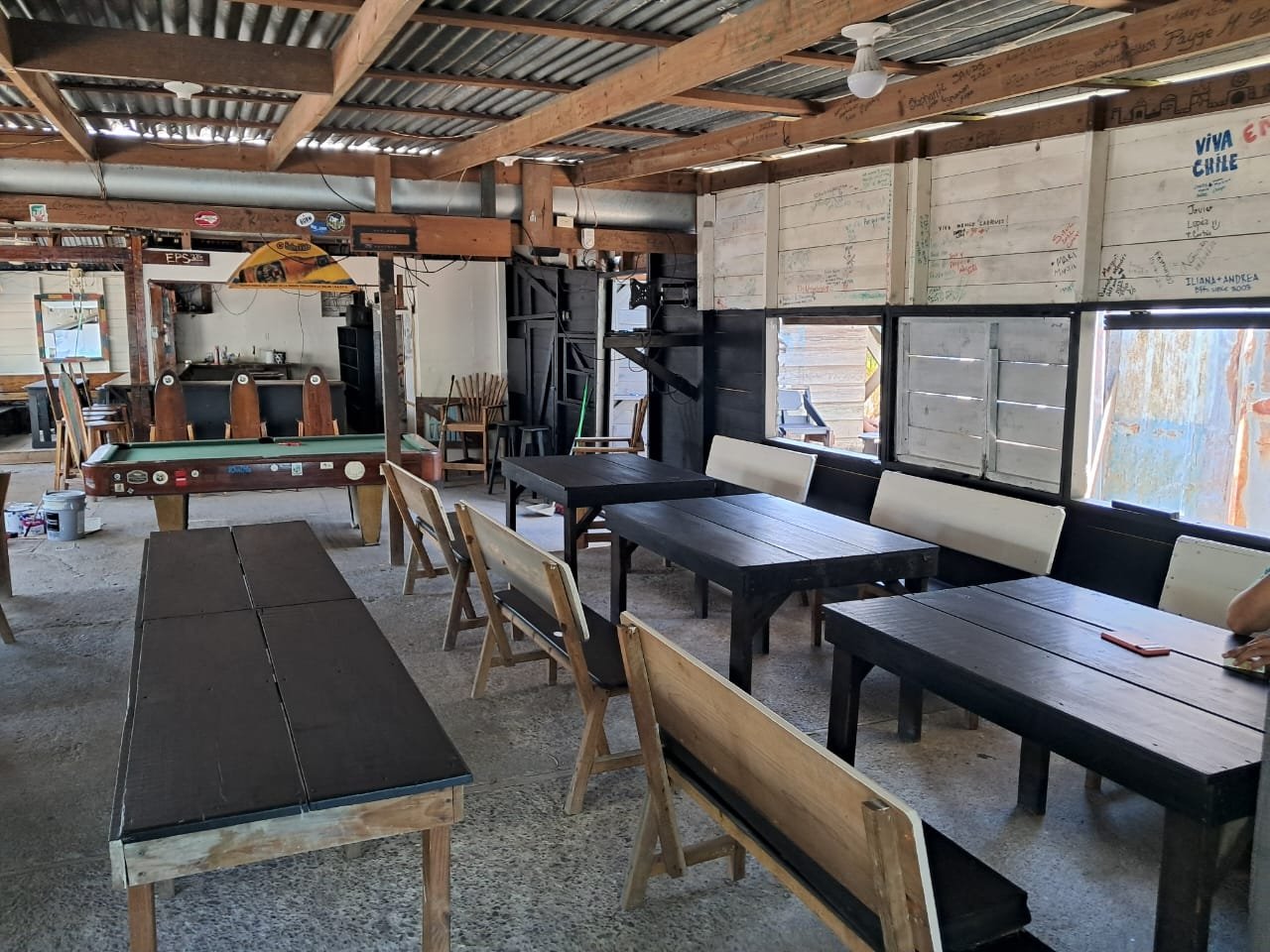 Skid Row Bar & Grill: clear view of venue interior